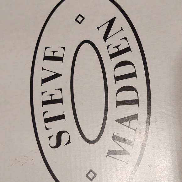 Steve Madden heels. Beautiful deep red patten leather with beige straps. - Picture 11 of 11